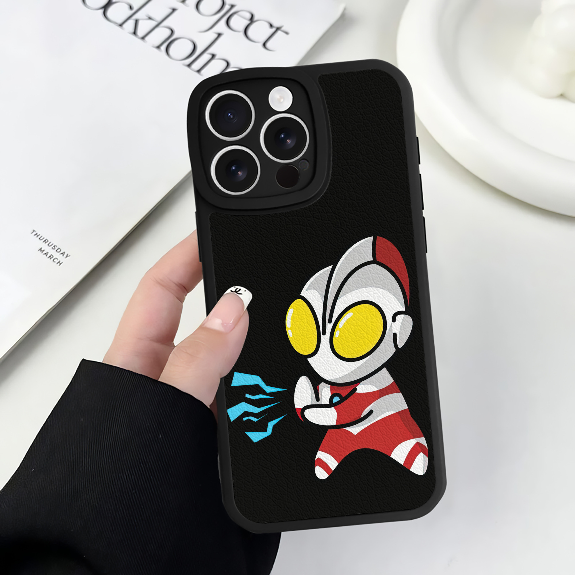 （画像用） ウルトラマン Ultraman 【iPhone 16シリーズ対応】シリコンスマホケース（レザー調） 材質：シリコン